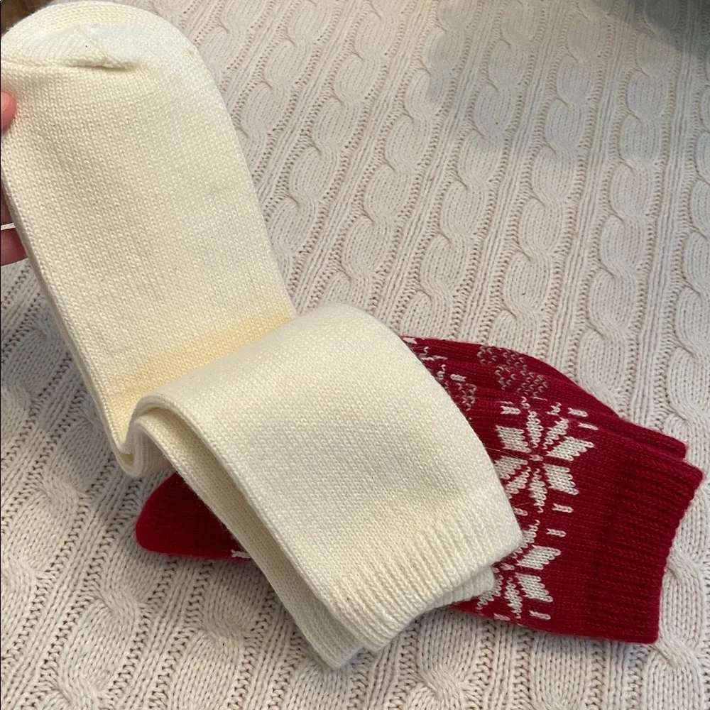 NWT Hue Women’s socks 2 pack-1 cream/1 red w/ snowflakes soft warm heavy weight